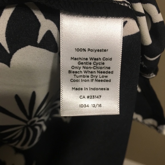 Talbots Black/White Floral top - Picture 4 of 4